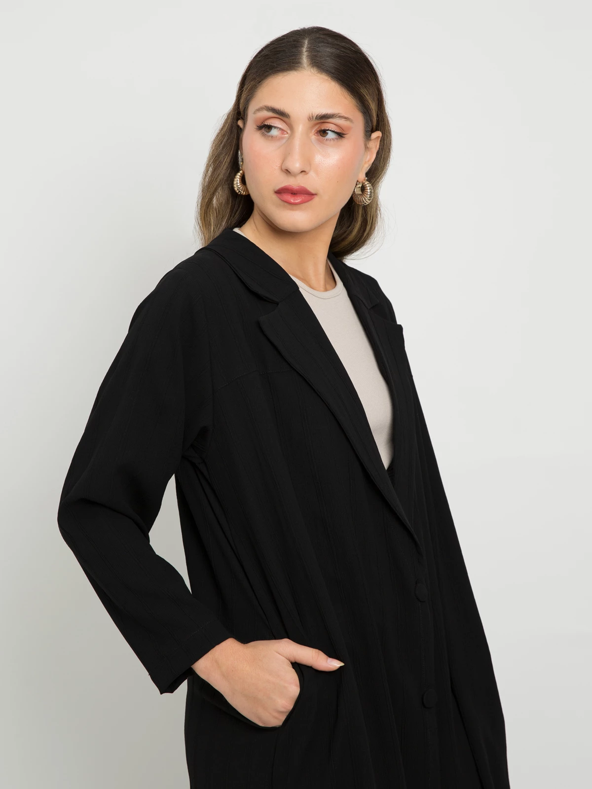 Kaafmeem Latest Abayas, Clothing & Tarha Explore Stylish Black Abayas