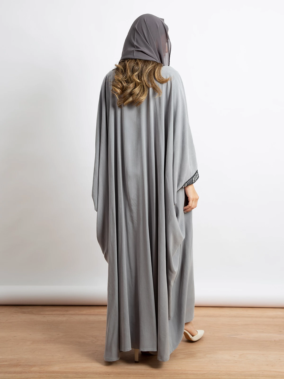 Kaafmeem: Latest Abayas, Clothing & Tarha Gray embroidery bisht abaya ...