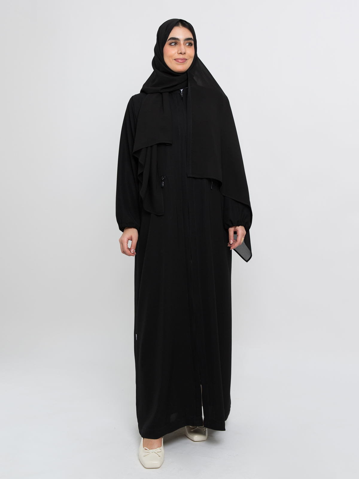 black crepe hajj and umrah abaya with front zipper and pockets by kaafmeem