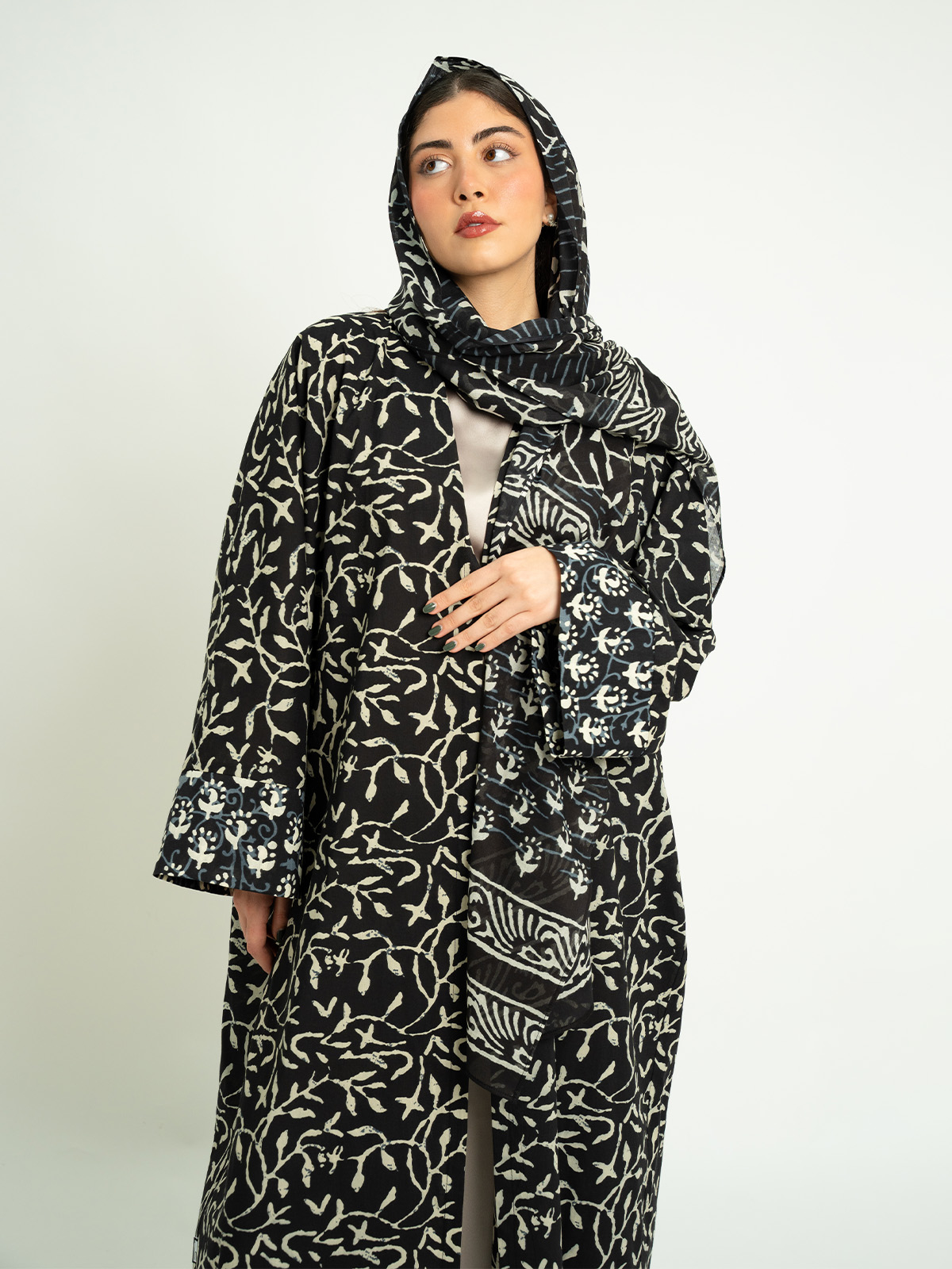 Black Luna’s Garden Wide-fit Abaya