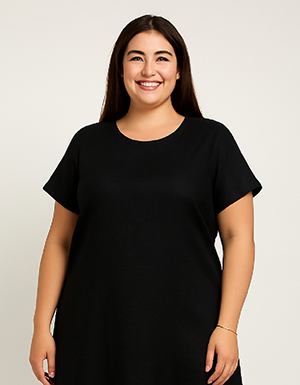 موديل ترتدي ملابس تحت العباية باللون الأسود