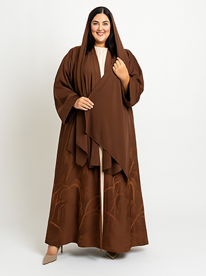 موديل ترتدي عباية بلون بني في صورة كاملة