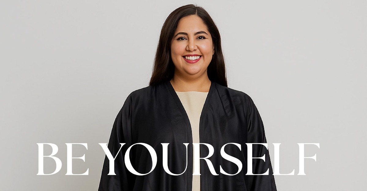 موديل بملابس أنيقة ومكتوب Be Yourself
